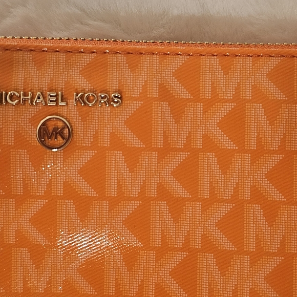 Michael Kors Jet Set Large Wristlet - Picture 2 of 7